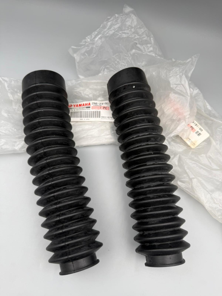 Yamaha TT500 XT500 Faltenbälge Gabelmanschetten schwarz Paar 2N6-23191-00 Original NEU